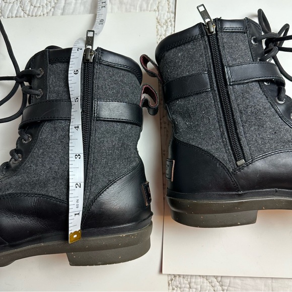 UGG black leather and felt lace-up winter boots sz 10 - Picture 8 of 8